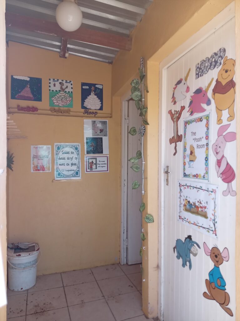 Inside of bathroom before paint makeover (1)